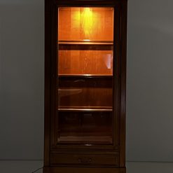 Riešutmedžio vitrina “Selva” 46x87x190 cm