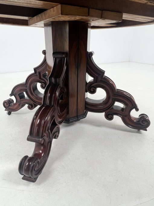 Išskleidžiamas riešutmedžio stalas 120×120+(4×51)x78 cm