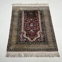 Rankų darbo šilkinis kilimėlis 89×132 cm