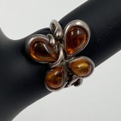 Sidabrinis žiedas su gintaru 17 dydis