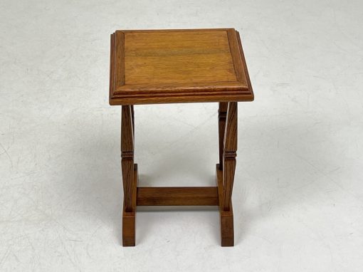 Mini ąžuolinis staliukas 21x21x31 cm (turime 2 vnt.)