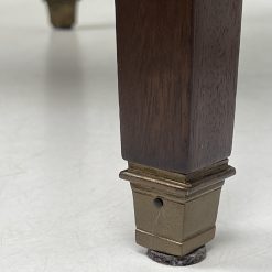 Ąžuolinis staliukas su oda 55x55x45 cm