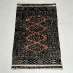 Rankų darbo kilimėlis su parašu 60×96 cm