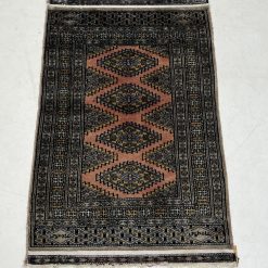 Rankų darbo kilimėlis su parašu 60×96 cm
