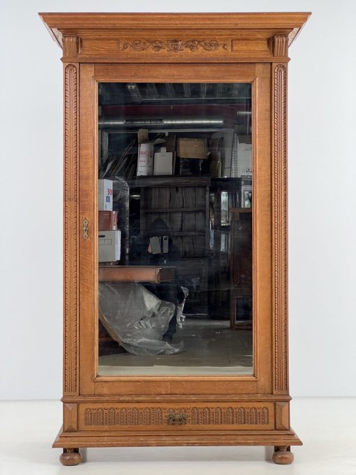 Ąžuolinė vienų durų spinta su veidrodžiu 65x124x206 cm