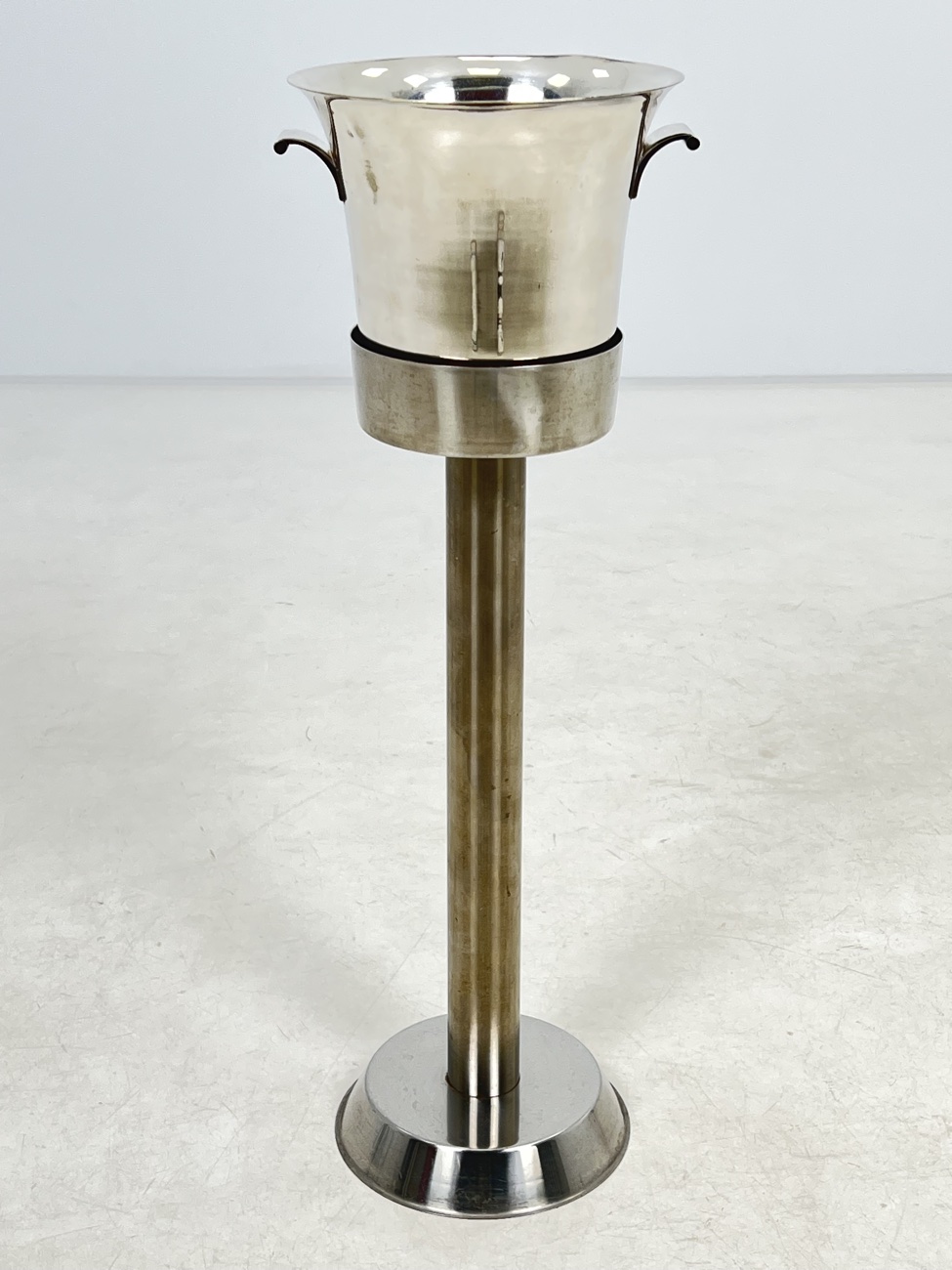 DG0194 sampanine su stovu 2 Metalinė šampaninė su stovu 22x25x72 cm