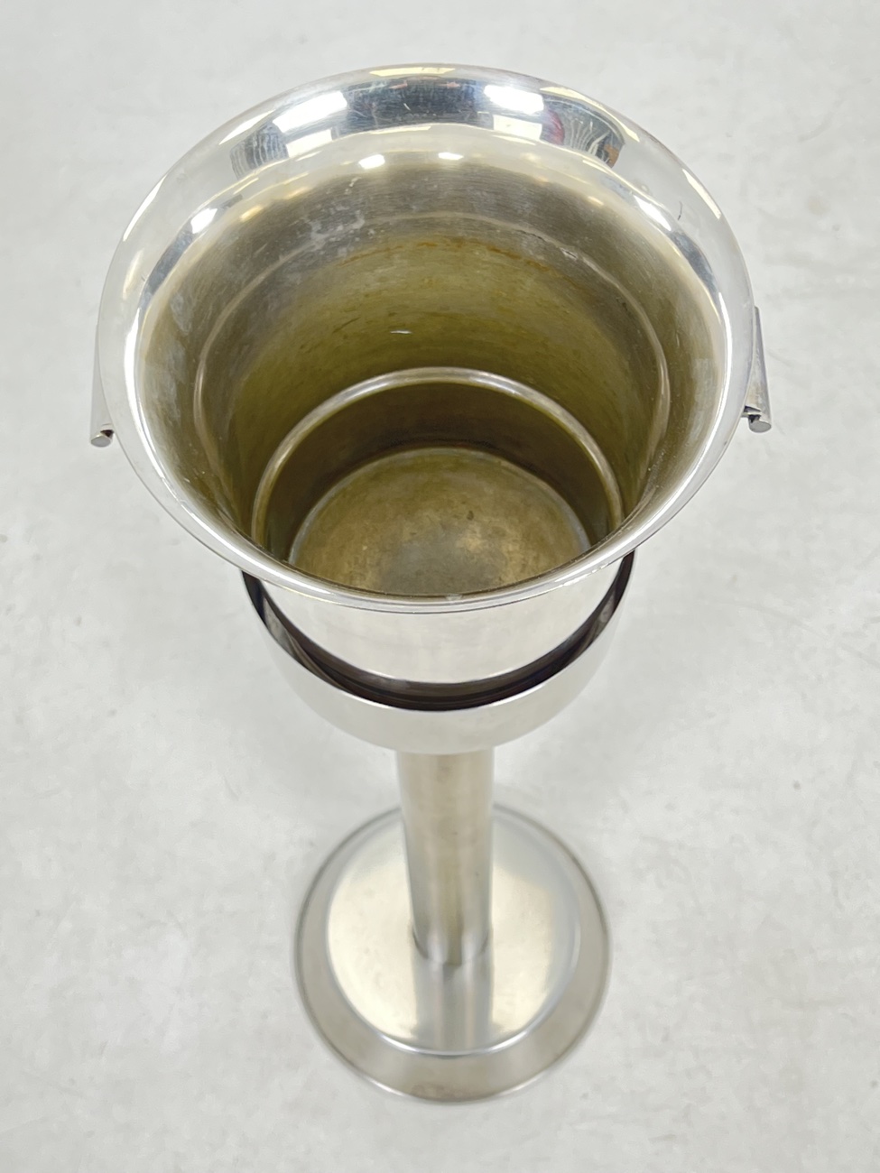 DG0194 sampanine su stovu 4 Metalinė šampaninė su stovu 22x25x72 cm