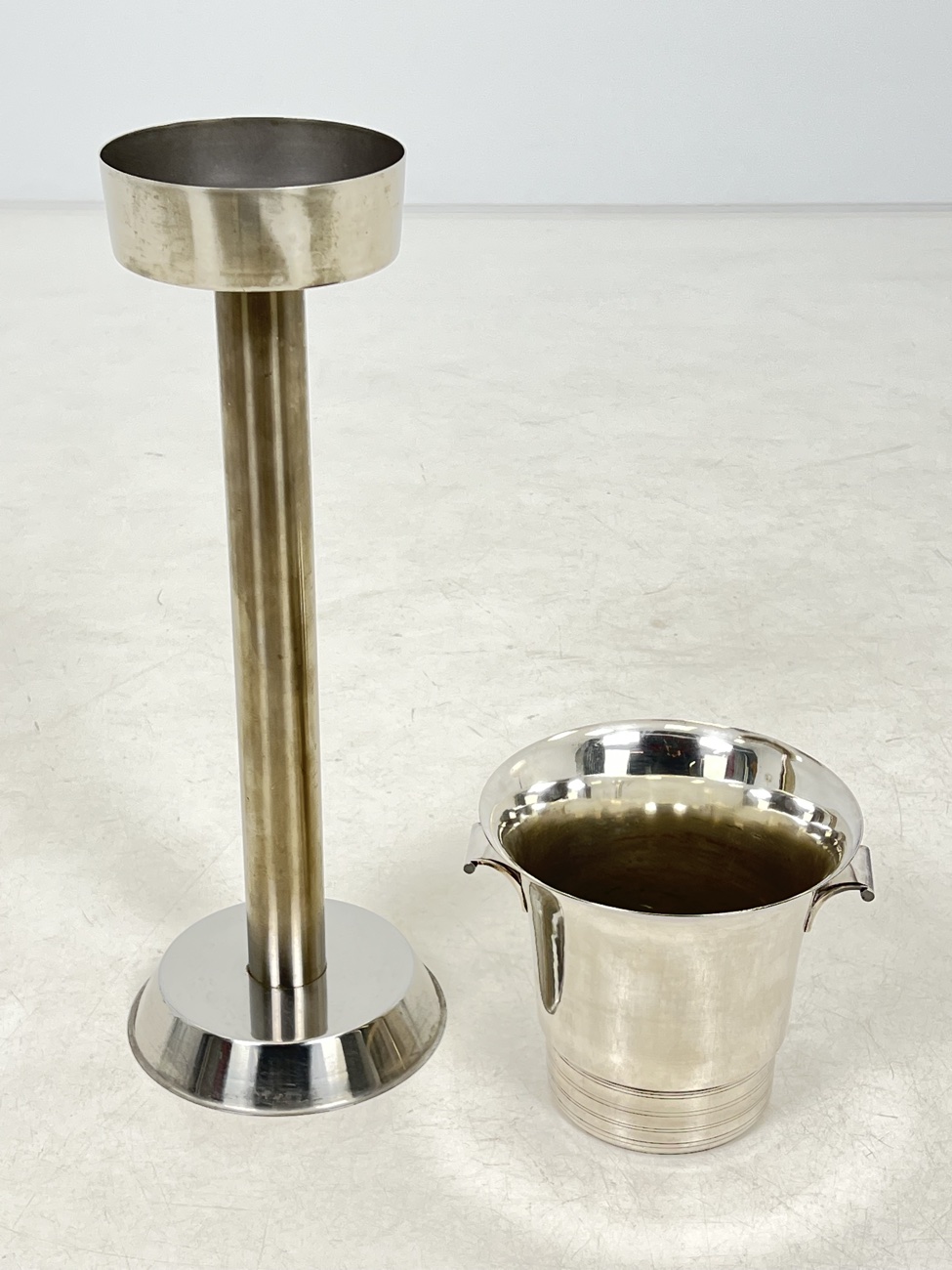 DG0194 sampanine su stovu 5 Metalinė šampaninė su stovu 22x25x72 cm