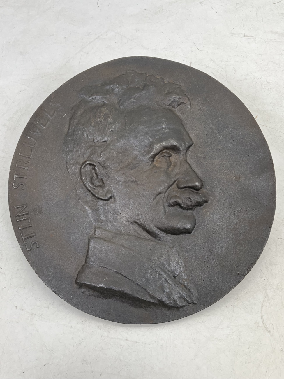 DG0443 bareljefas 2 Stijn Streuvels metalinis bareljefas 4x23x23 cm