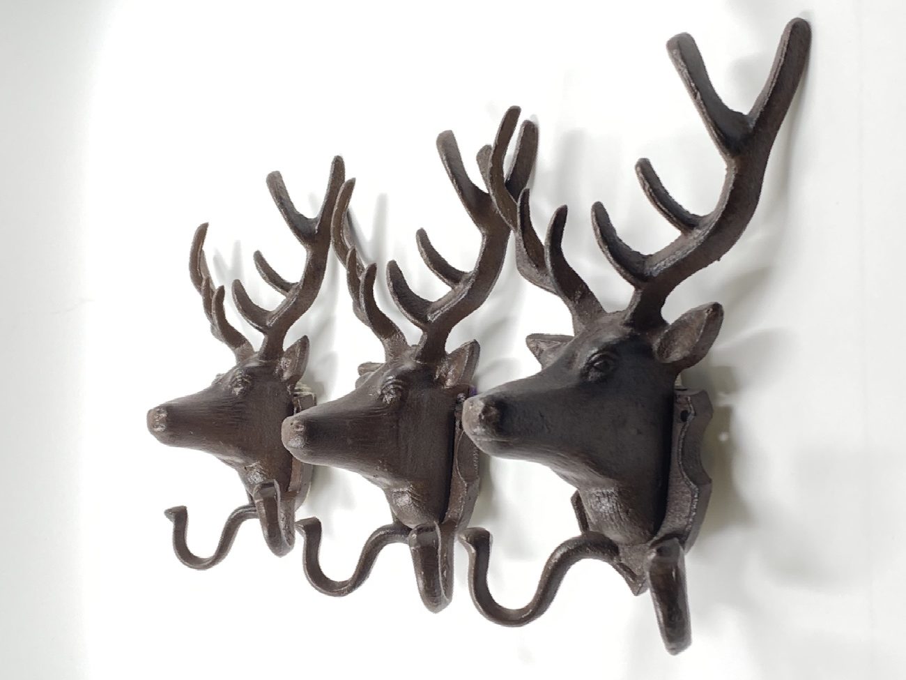 HM0042 kabliukai 3 Ketaus kabliukas “Briedis” 11x22x27 cm