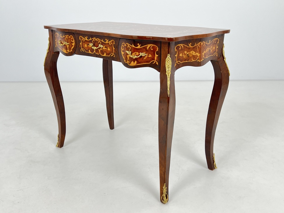 HM0271 stalas 5 Inkrustuotas medinis rašomasis stalas su žalvario detalėmis 55x98x79 cm