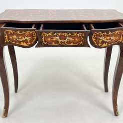 Inkrustuotas medinis rašomasis stalas su žalvario detalėmis 55x98x79 cm