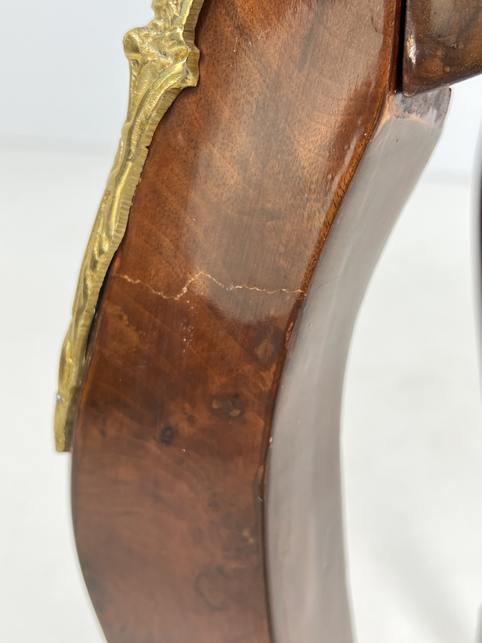 HM0271 stalas 9 Inkrustuotas medinis rašomasis stalas su žalvario detalėmis 55x98x79 cm