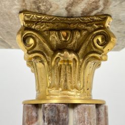 Klasikinio stiliaus rudos spalvos marmuro kolona su žalvarinėmis detalėmis 28x28x105 cm