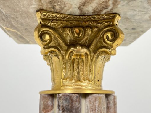 Klasikinio stiliaus rudos spalvos marmuro kolona su žalvarinėmis detalėmis 28x28x105 cm