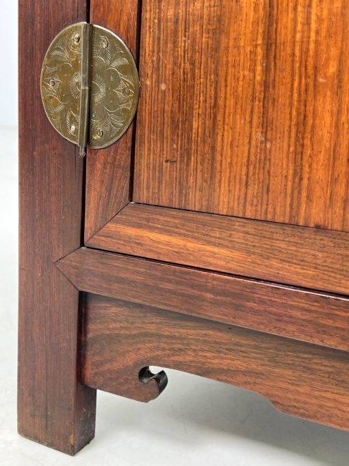 Rytietiška komoda su žalvario detalėmis 47x104x91 cm