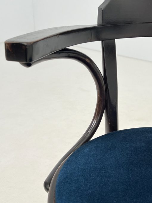 Thonet stiliaus medinis krėslas su veliūrine sėdimąja dalimi 52x60x81 cm, 48 cm