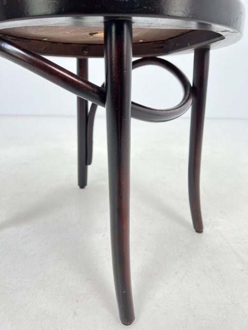 Thonet stiliaus medinis krėslas su veliūrine sėdimąja dalimi 51x58x77 cm, 47 cm
