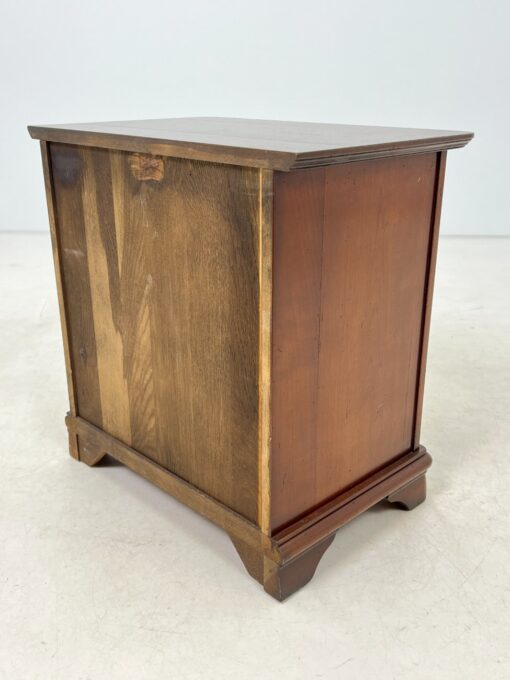 Riešutmedžio, trijų stalčių, Itališko stiliaus spintelės 2 vnt. Komplektas 38x58x59 cm