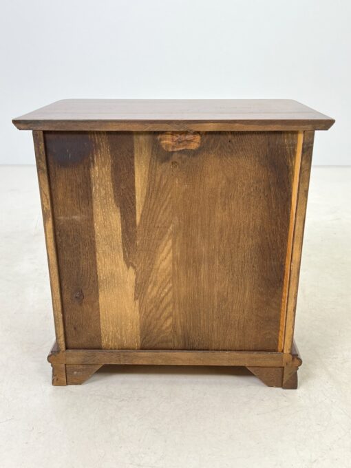 Riešutmedžio, trijų stalčių, Itališko stiliaus spintelės 2 vnt. Komplektas 38x58x59 cm