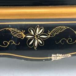 Rytietiška vitrina su žalvario ir perlamutro detalėmis 44x99x177 cm