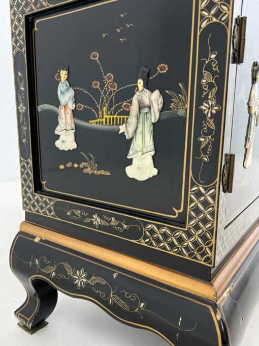 Rytietiška vitrina su žalvario ir perlamutro detalėmis 44x99x177 cm
