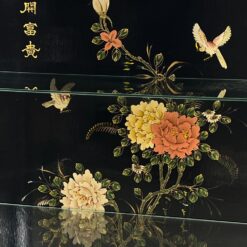 Rytietiška vitrina su žalvario ir perlamutro detalėmis 44x99x177 cm