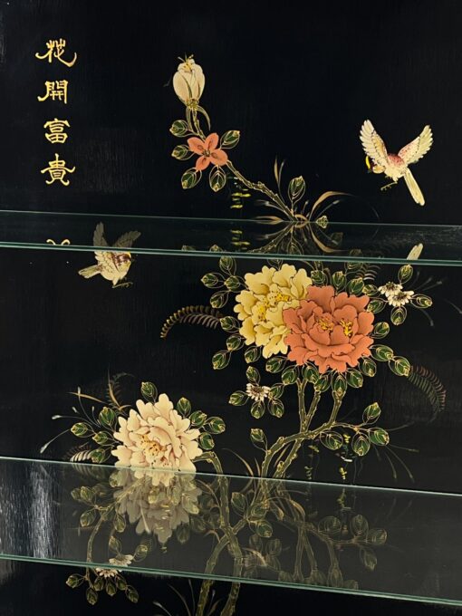Rytietiška vitrina su žalvario ir perlamutro detalėmis 44x99x177 cm