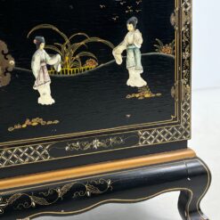 Rytietiška vitrina su žalvario ir perlamutro detalėmis 44x99x177 cm