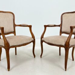 Riešutmedžio krėslas su gobelenu ir kniedėmis 64x60x87 cm, 42 cm