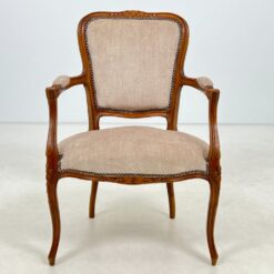 Riešutmedžio krėslas su gobelenu ir kniedėmis 64x60x87 cm, 42 cm