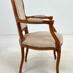 Riešutmedžio krėslas su gobelenu ir kniedėmis 64x60x87 cm, 42 cm