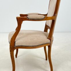 Riešutmedžio krėslas su gobelenu ir kniedėmis 64x60x87 cm, 42 cm