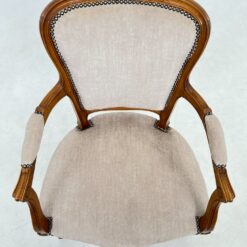 Riešutmedžio krėslas su gobelenu ir kniedėmis 64x60x87 cm, 42 cm