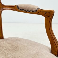 Riešutmedžio krėslas su gobelenu ir kniedėmis 64x60x87 cm, 42 cm