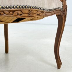 Riešutmedžio krėslas su gobelenu ir kniedėmis 64x60x87 cm, 42 cm