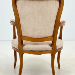 Riešutmedžio krėslas su gobelenu ir kniedėmis 64x60x87 cm, 42 cm