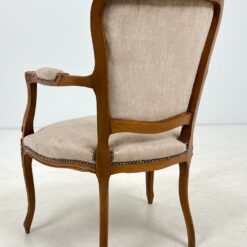 Riešutmedžio krėslas su gobelenu ir kniedėmis 64x60x87 cm, 42 cm