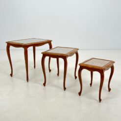 Ąžuoliniai lizdiniai staliukai su ratano ir stiklo stalviršiumi 3 vnt. komplektas 41x57x53 cm