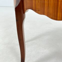 Inkrustuota dviejų stalčių komoda su akmeniniu stalviršiumi ir žalvario detalėmis 36x72x73,5 cm