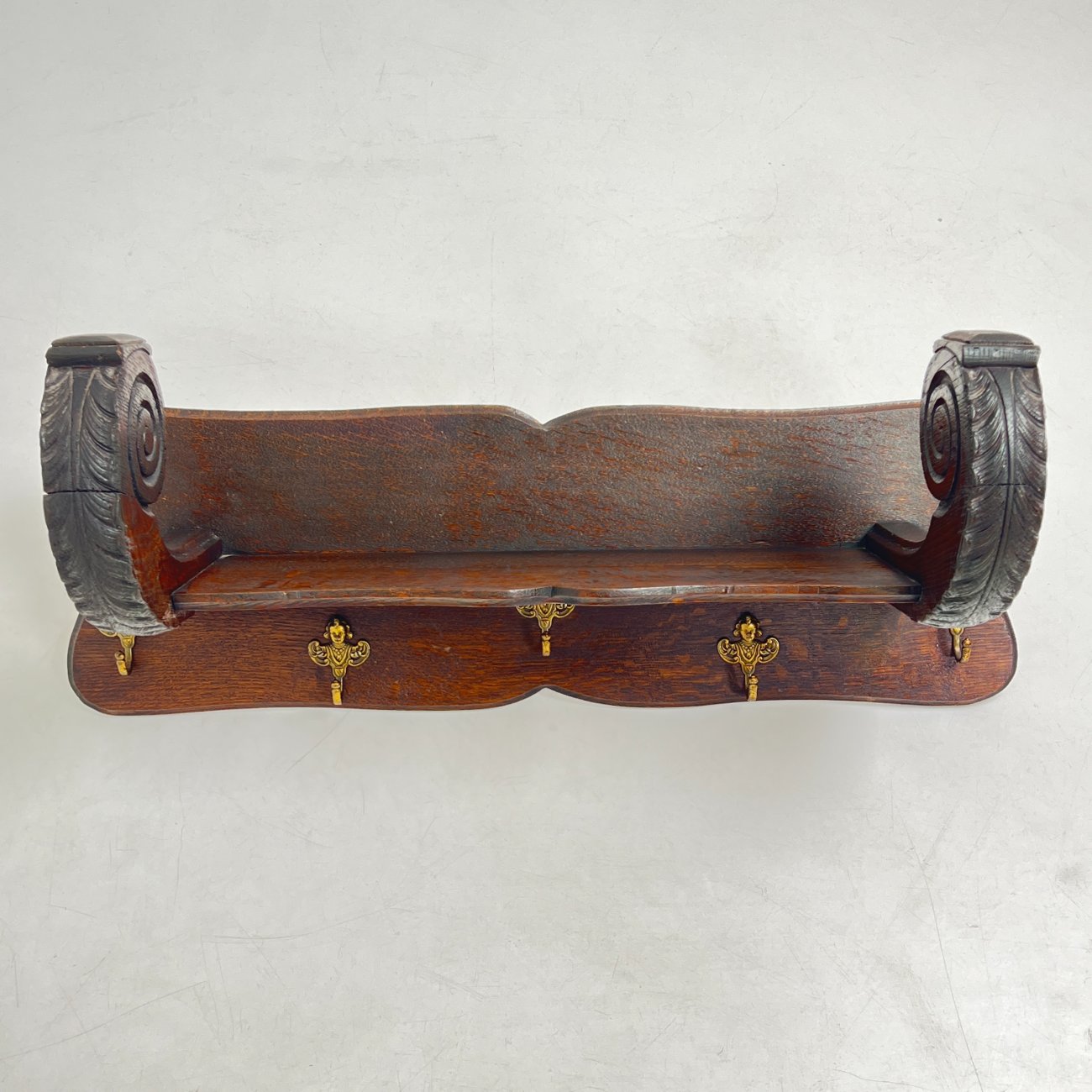 DJ0084-kabyklos-lentynos-stovai-0 Ąžuolinė sieninė kabykla 32x86x35 cm