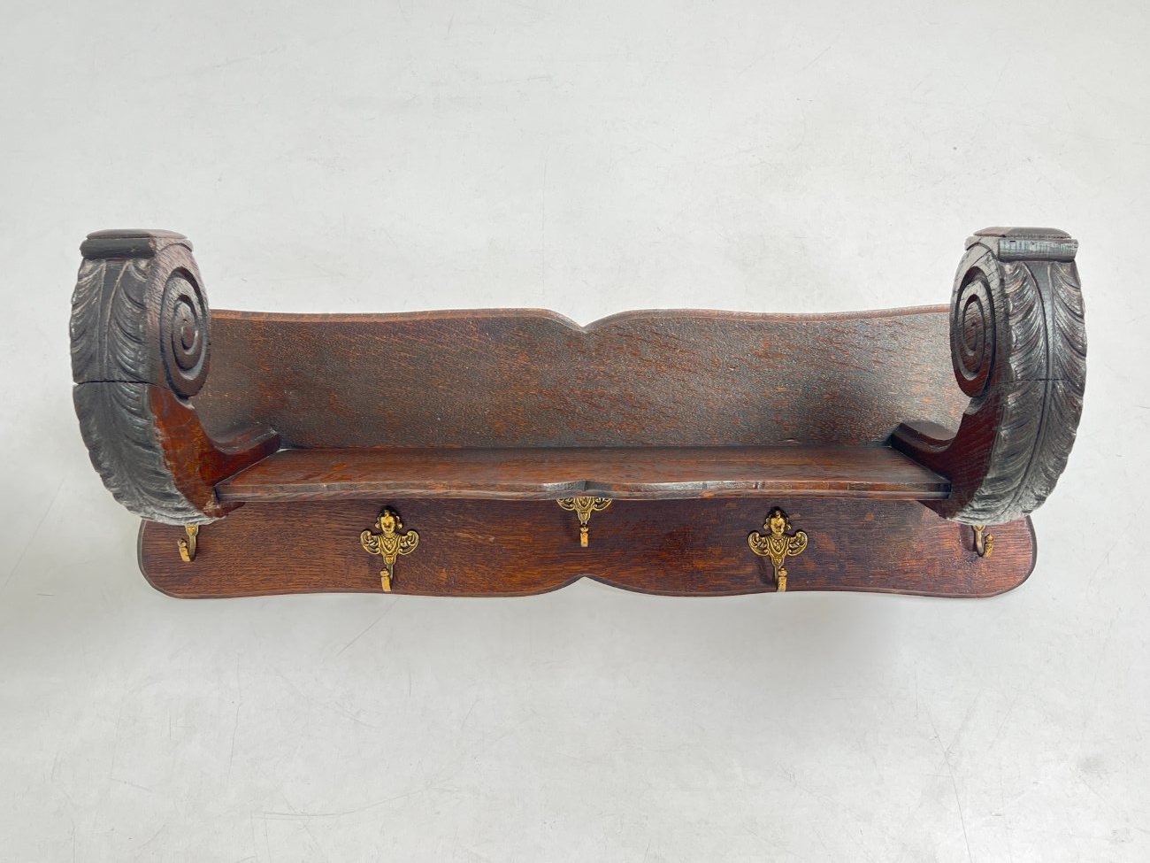 DJ0084-kabyklos-lentynos-stovai-2 Ąžuolinė sieninė kabykla 32x86x35 cm