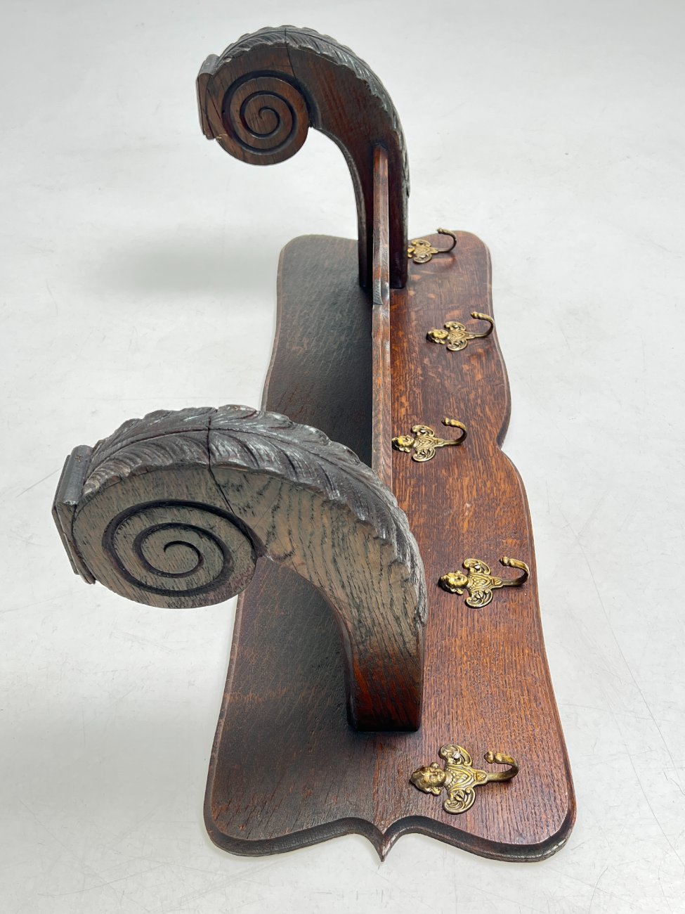 DJ0084-kabyklos-lentynos-stovai-3 Ąžuolinė sieninė kabykla 32x86x35 cm