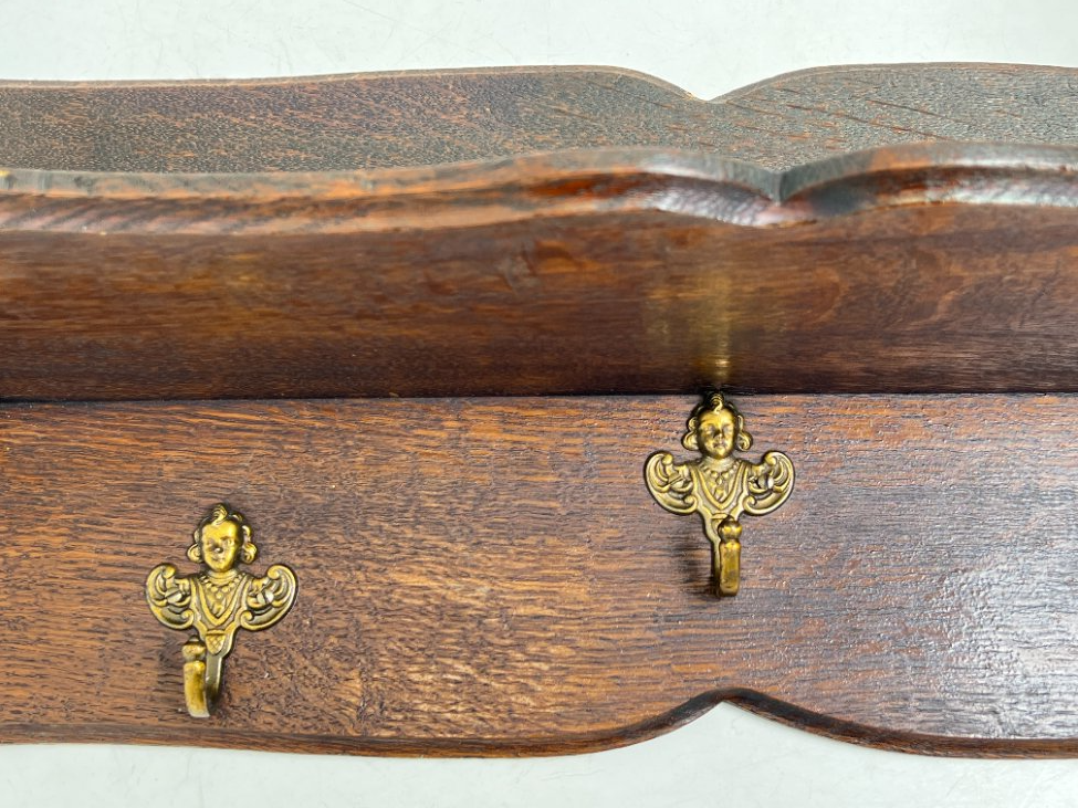 DJ0084-kabyklos-lentynos-stovai-5 Ąžuolinė sieninė kabykla 32x86x35 cm