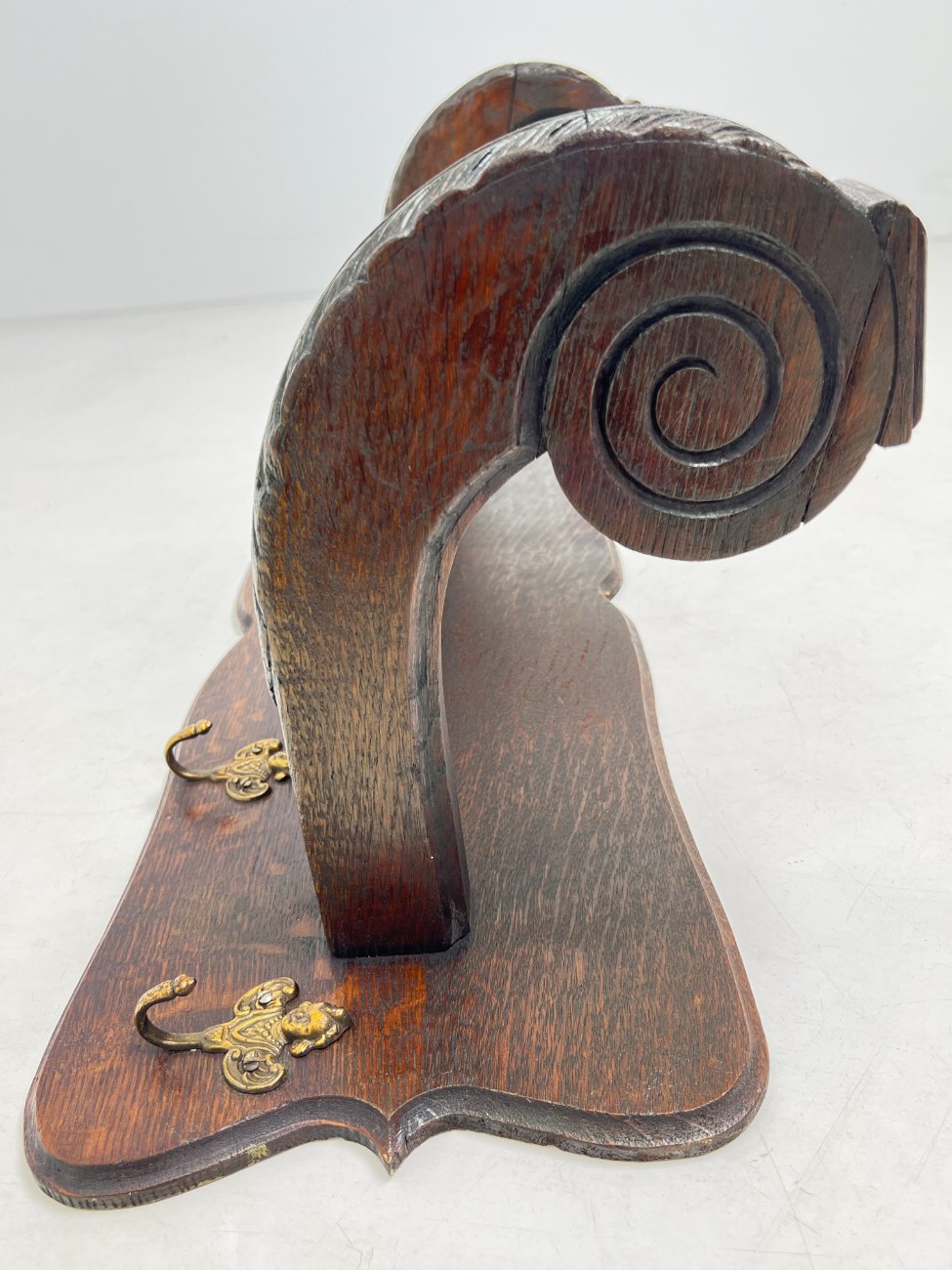 DJ0084-kabyklos-lentynos-stovai-6 Ąžuolinė sieninė kabykla 32x86x35 cm