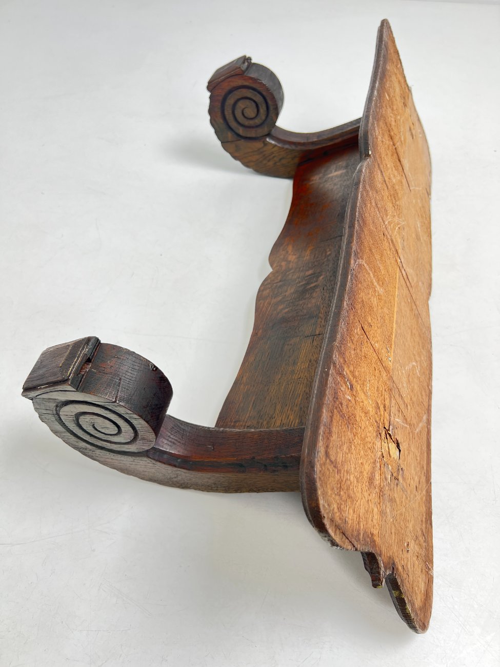 DJ0084-kabyklos-lentynos-stovai-9 Ąžuolinė sieninė kabykla 32x86x35 cm