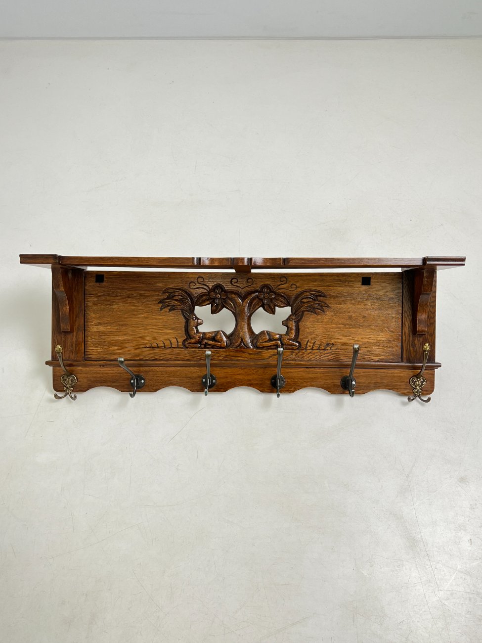 DJ0086-kabyklos-lentynos-stovai-1 Ąžuolinė sieninė kabykla 22x95x35 cm