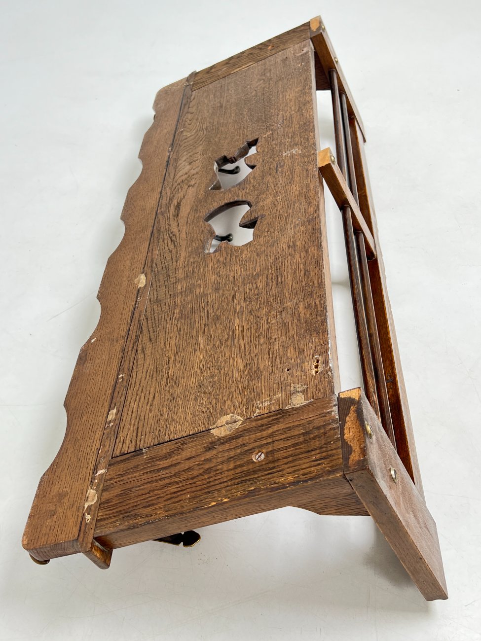 DJ0086-kabyklos-lentynos-stovai-10 Ąžuolinė sieninė kabykla 22x95x35 cm