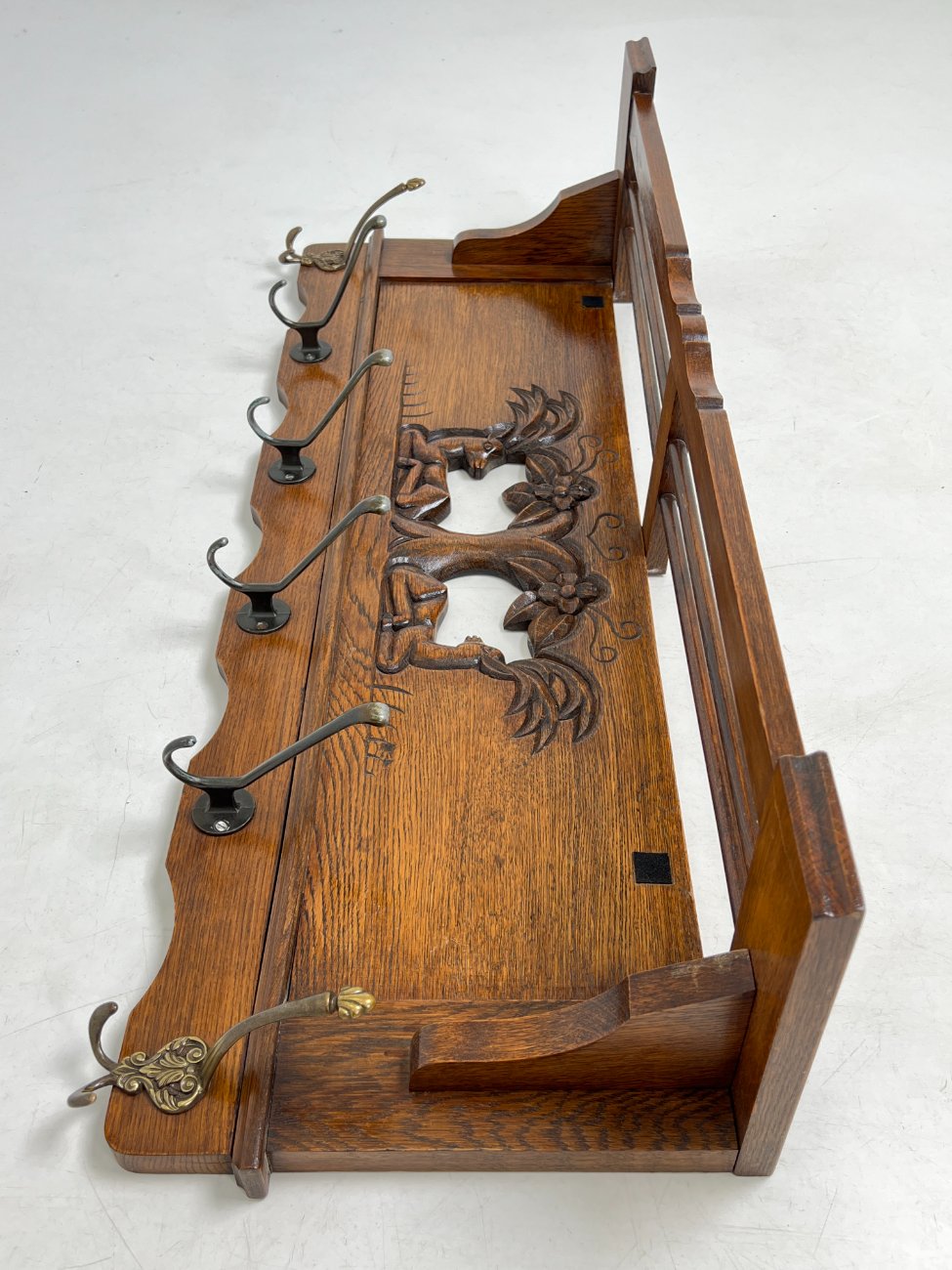 DJ0086-kabyklos-lentynos-stovai-4 Ąžuolinė sieninė kabykla 22x95x35 cm