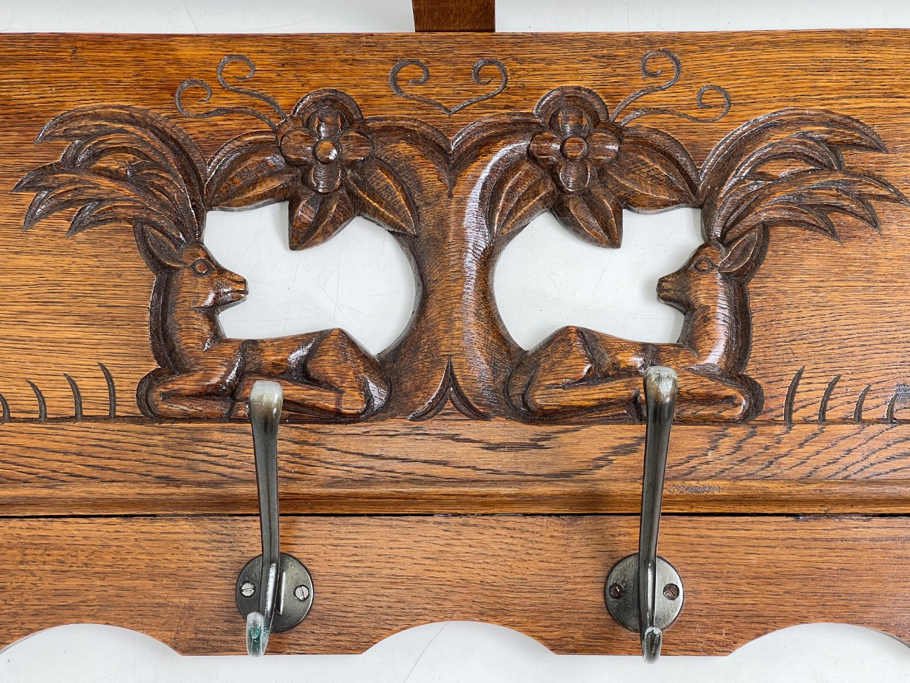 DJ0086-kabyklos-lentynos-stovai-5 Ąžuolinė sieninė kabykla 22x95x35 cm